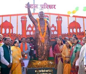रायपुर : मंत्री श्रीमती राजवाड़े ने भारत रत्न अटल बिहारी वाजपेयी के छायाचित्र पर माल्यार्पण कर दी श्रद्धांजलि…