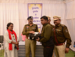 रायपुर : 35 पुनर्वासितों को आईजी बस्तर ने किया स्मार्टफोन एवं प्रशिक्षण किट का वितरण…