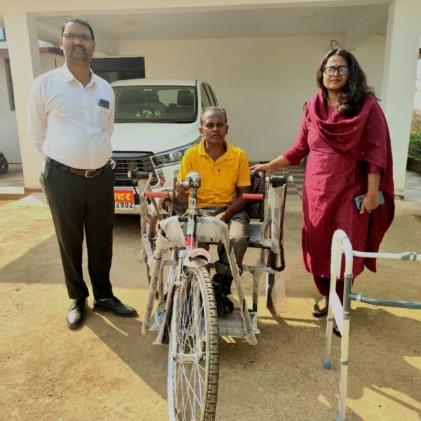 कलेक्टर प्रजापति ने दिव्यांग श्री जीवन को दिया ट्राइसाइकिल, खिला&hellip;