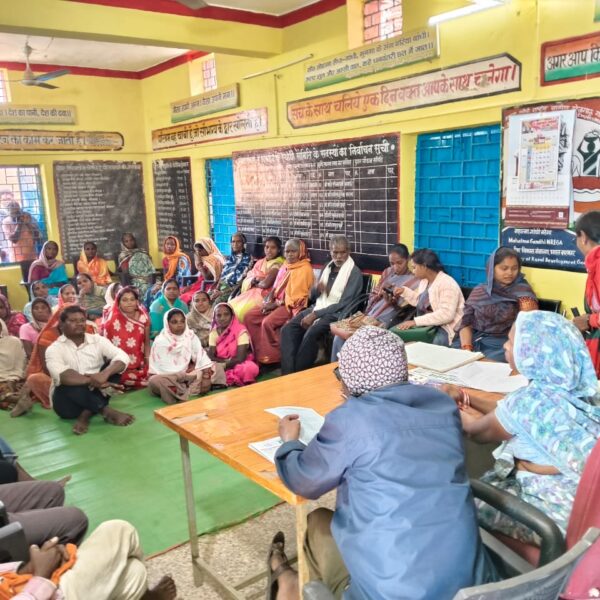 गांवों में ग्राम सभा का आयोजन कर ग्रामीणों दे रहे&hellip;