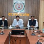 सभी अधिकारियों-कर्मचारियों को आधार सक्षम बायोमेट्रिक उपस्थिति प्रणाली में समय पर उपस्थिति देने के निर्देश दिए…