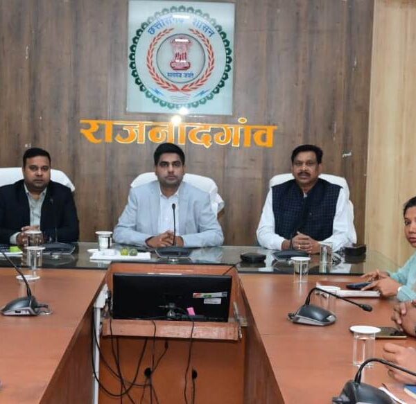 सभी अधिकारियों-कर्मचारियों को आधार सक्षम बायोमेट्रिक उपस्थिति प्रणाली में समय पर उपस्थिति देने के निर्देश दिए…