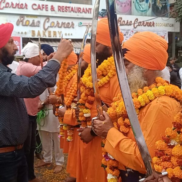 गुरू गोविंद सिंह की शोभायात्रा का कांग्रेसजनों ने पुष्प वर्षा से किया स्वागत…