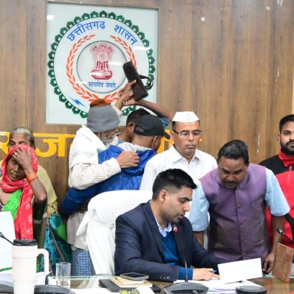 कलेक्टर ने जनदर्शन में पहुंचे जनसामान्य की समस्याओं को संवेदनशीलतापूर्वक सुना…