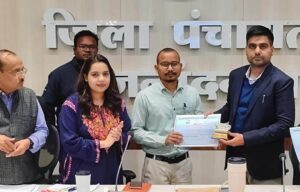 कलेक्टर ने उत्कृष्ट कार्य करने वाले अधिकारियों-कर्मचारियों को प्रशस्ति पत्र एवं प्रतीक चिन्ह प्रदान कर किया सम्मानित…