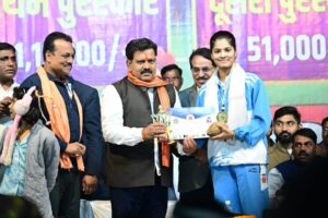 रायपुर : उपमुख्यमंत्री श्री विजय शर्मा ने साउथ एशियन बॉल बैडमिंटन चैंपियनशिप में स्वर्ण पदक जीतने वाली कवर्धा की बेटी रिया तिवारी का किया सम्मान…