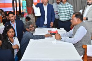 रायपुर : 60 वर्षीय अविवाहित श्रमिक श्री हनुमंत राव का नहीं बना था राशन कार्ड : मुख्यमंत्री ने जनदर्शन में तत्काल राशन कार्ड बनाने के दिए निर्देश, मिलेगा शासकीय योजनाओं का लाभ…