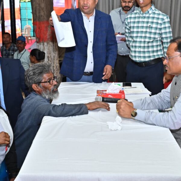 रायपुर : 60 वर्षीय अविवाहित श्रमिक श्री हनुमंत राव का नहीं बना था राशन कार्ड : मुख्यमंत्री ने जनदर्शन में तत्काल राशन कार्ड बनाने के दिए निर्देश, मिलेगा शासकीय योजनाओं का लाभ…