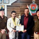 पुलिस अधीक्षक ने राष्ट्रीय खेल में उत्कृष्ट प्रदर्शन करने वाले खिलाड़ी हिम्मत साहू को किया सम्मानित…