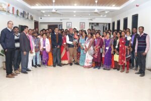 रायपुर : वनमंत्री श्री केदार कश्यप से बीजापुर के पंच-सरपंचों ने की सौजन्य भेंट…