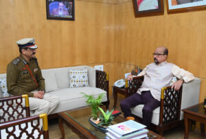 रायपुर : राज्यपाल श्री डेका से नवनियुक्त पुलिस कमिश्नर श्री शुक्ला ने की सौजन्य भेंट…