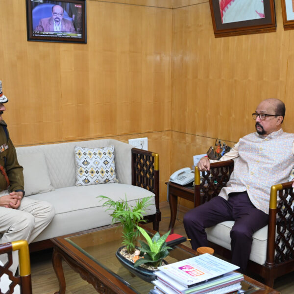 रायपुर : राज्यपाल श्री डेका से नवनियुक्त पुलिस कमिश्नर श्री शुक्ला ने की सौजन्य भेंट…
