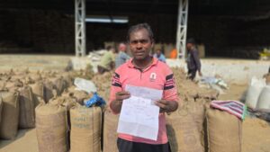 रायपुर : डिजिटल तकनीक से धान विक्रय हुआ आसान, किसान ज्योति प्रकाश ने घर बैठे काटा टोकन…