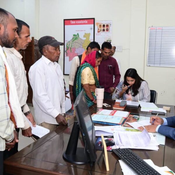 कलेक्टर ने जनदर्शन में संवेदनशीलतापूर्वक सुनी नागरिकों की समस्याएं…