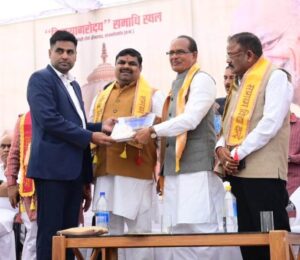 केन्द्रीय मंत्री शिवराज सिंह चौहान को कलेक्टर एवं एसपी ने छत्तीसगढ़ पर आधारित किताब की भेंट