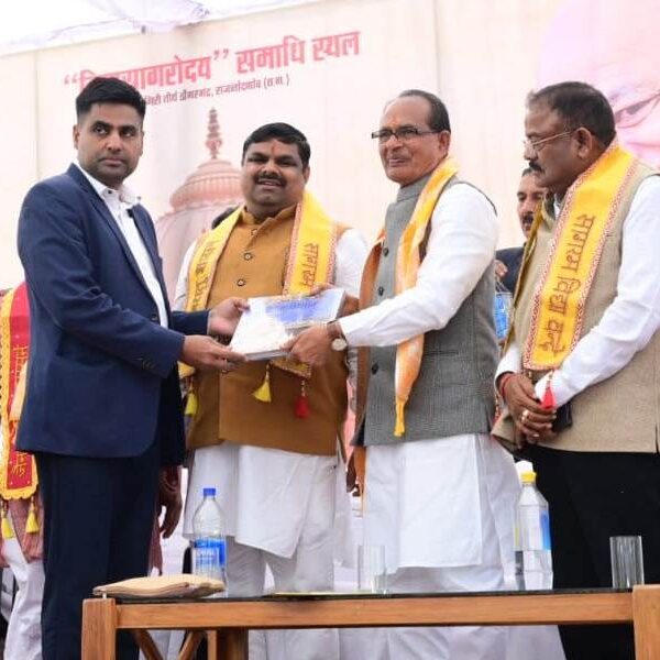 केन्द्रीय मंत्री शिवराज सिंह चौहान को कलेक्टर एवं एसपी ने छत्तीसगढ़ पर आधारित किताब की भेंट