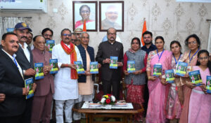 रायपुर : राज्यपाल डेका ने ‘एक पेड़ मां के नाम‘ काव्य संग्रह का किया विमोचन …