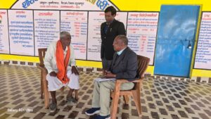 सूरजपुर : नवसाक्षर सरजू राम ने कमिश्नर के समक्ष साझा किए पढ़ने-लिखने के अनुभव …