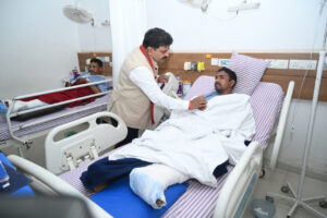 रायपुर : उपमुख्यमंत्री विजय शर्मा ने आईईडी ब्लास्ट में घायल जवानों से अस्पताल में की मुलाकात…