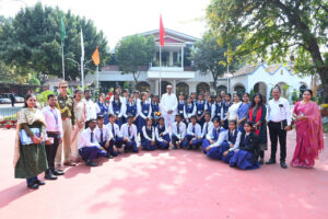 रायपुर : स्कूल के विद्यार्थियों ने देखा लोकभवन …