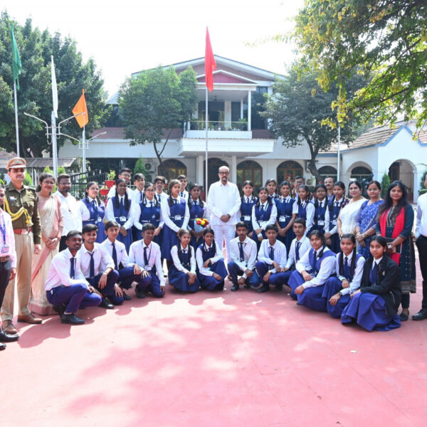 रायपुर : स्कूल के विद्यार्थियों ने देखा लोकभवन …