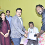 रायपुर : संवेदनशील सुशासन की मिसाल: समारोह में नहीं आ सके सेवानिवृत्त कर्मी, तो प्रशासन स्वयं पहुंचा उनके द्वार…