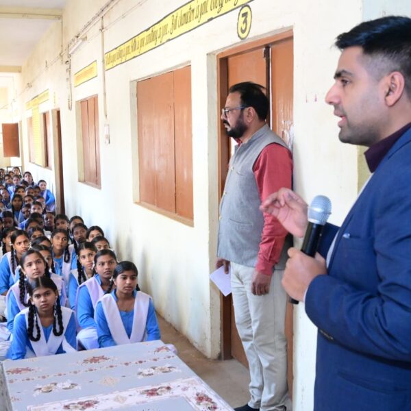 कलेक्टर ने राजनांदगांव विकासखंड के हायर सेकेण्ड्री स्कूल बोरी और भेड़ीकला का किया अवलोकन…