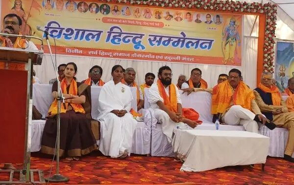 डोंगरगांव में भव्य हिंदू सम्मेलन सम्पन्न जातिवाद को छोड़ धर्म और राष्ट्र के लिए एकजुटता का दिया संदेश…