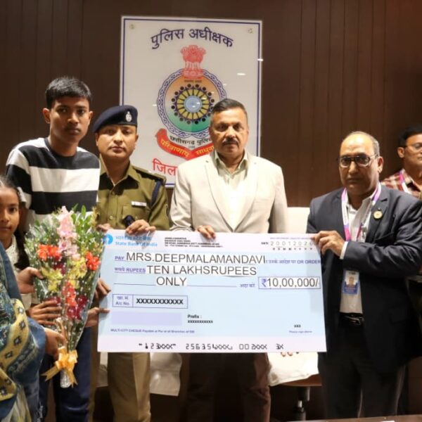 पुलिस सैलरी पैकेज योजना अंतर्गत कबीरधाम जिले के दिवंगत पुलिस कर्मियों के परिजनों को 10–10 लाख रुपये की आर्थिक सहायता चेक का वितरण…