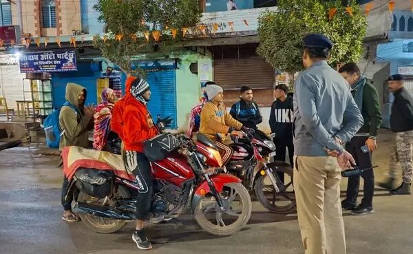 पुलिस की कांबिंग गश्त : 50 से अधिक असामाजिक तत्वों की जांच, फरार आरोपी गिरफ्तार…