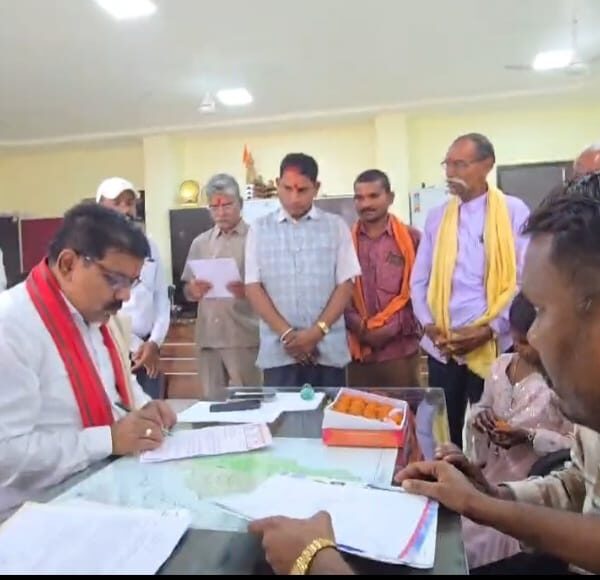 रायपुर : उपमुख्यमंत्री श्री विजय शर्मा ने विधायक कार्यालय में लोगों से की मुलाकात…