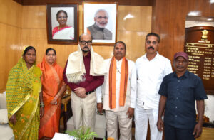 रायपुर : राज्यपाल श्री रमेन डेका से राष्ट्रपति पुरस्कार प्राप्त ढोकरा शिल्प कलाकारों ने की सौजन्य भेंट…