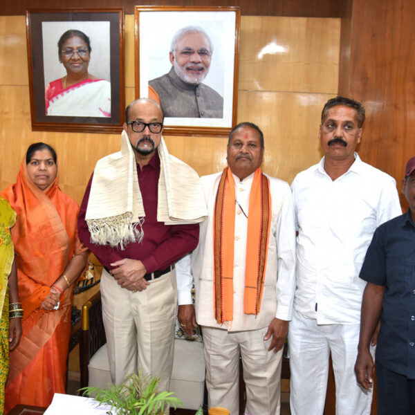 रायपुर : राज्यपाल श्री रमेन डेका से राष्ट्रपति पुरस्कार प्राप्त ढोकरा शिल्प कलाकारों ने की सौजन्य भेंट…
