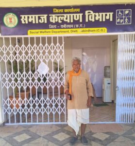 रायपुर : शासन की संवेदनशील पहल से बदली श्री माखन निर्मलकर की दुनिया, श्रवण-यंत्र से लौटी संवाद की क्षमता…