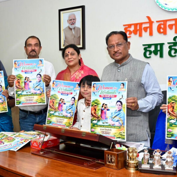 रायपुर : मुख्यमंत्री आवास में ‘वूमेन फॉर वेटलैण्ड्स’ अभियान पोस्टर का अनावरण…