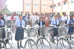 रायपुर : उद्योग मंत्री श्री लखन लाल देवांगन ने छात्राओं को बांटी साइकिल, बोले: खूब पढ़े-खूब बढ़े…