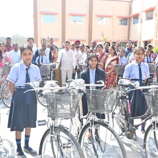 रायपुर : उद्योग मंत्री श्री लखन लाल देवांगन ने छात्राओं को बांटी साइकिल, बोले: खूब पढ़े-खूब बढ़े…