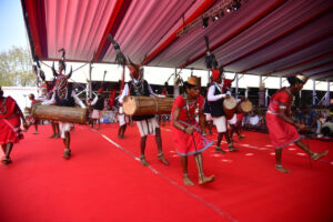 रायपुर : राष्ट्रपति के समक्ष बास्तानार के युवाओं ने ‘गौर नृत्य’ से बिखेरे अद्भुत लोक-रंग…