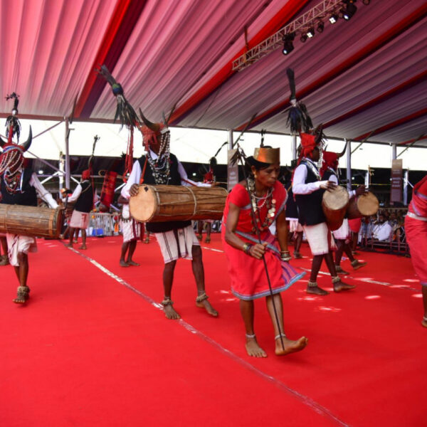 रायपुर : राष्ट्रपति के समक्ष बास्तानार के युवाओं ने ‘गौर नृत्य’ से बिखेरे अद्भुत लोक-रंग…