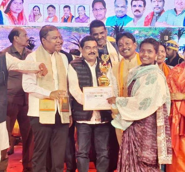 रायपुर : वन मंत्री श्री कश्यप ने नारायणपुर में 65 करोड़ 96 लाख रूपए से अधिक के विकास कार्यों का किया भूमिपूजन…
