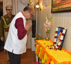 रायपुर : राज्यपाल श्री डेका ने वीर विनायक दामोदर सावरकर को श्रद्धांजलि दी…