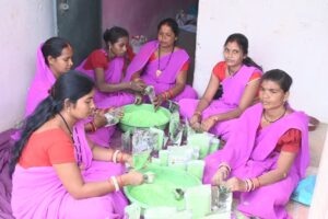 रायपुर : इस बार प्राकृतिक रंगों से रंगीन होगी होली : स्व सहायता समूह की महिलाएं कर रही है प्राकृतिक गुलाल का निर्माण…