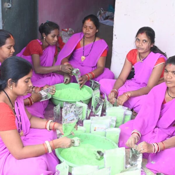रायपुर : इस बार प्राकृतिक रंगों से रंगीन होगी होली : स्व सहायता समूह की महिलाएं कर रही है प्राकृतिक गुलाल का निर्माण…