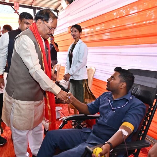 रायपुर : जन्मदिन पर सेवा का संदेश: मुख्यमंत्री श्री साय ने जन्मदिन पर रक्तदान शिविर का किया शुभारंभजन्मदिन पर सेवा का संदेश: मुख्यमंत्री श्री साय ने जन्मदिन पर रक्तदान शिविर का किया शुभारंभ…