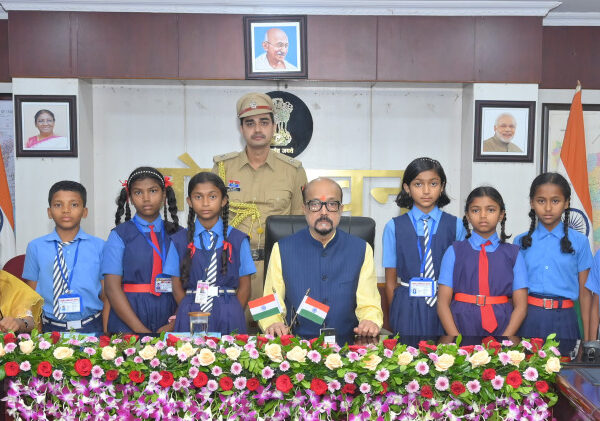 रायपुर : राज्यपाल श्री डेका से धमतरी के सुदूर वनांचल क्षेत्र के प्रतिभाशाली बच्चों ने की आत्मीय मुलाकात…