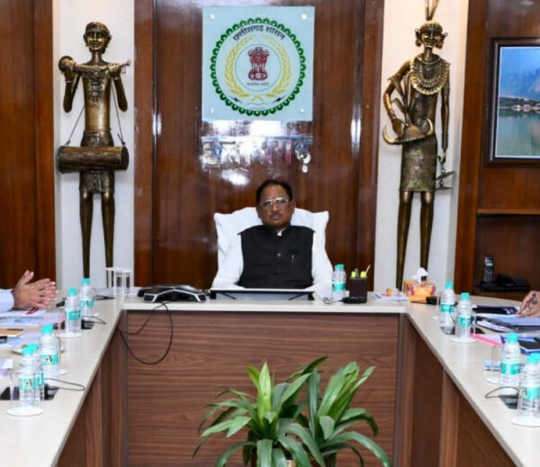 रायपुर : मुख्यमंत्री श्री विष्णु देव साय कमिश्नर, आईजी और जिला कलेक्टरों के साथ वीडियो कॉन्फ्रेंसिंग के माध्यम से कर रहे हैं बड़ी बैठक…
