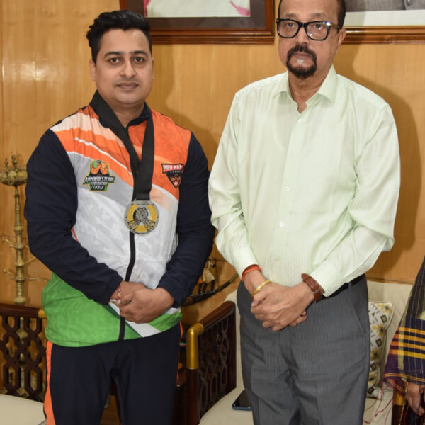 रायपुर : राज्यपाल श्री डेका ने स्वर्ण पदक विजेता आर्मरेसलर श्रीमंत झा को दी बधाई…