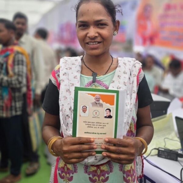 रायपुर : सुशासन तिहार बना ग्रामीणों के लिए राहत का माध्यम: अनीता को मिला नया राशन कार्ड…