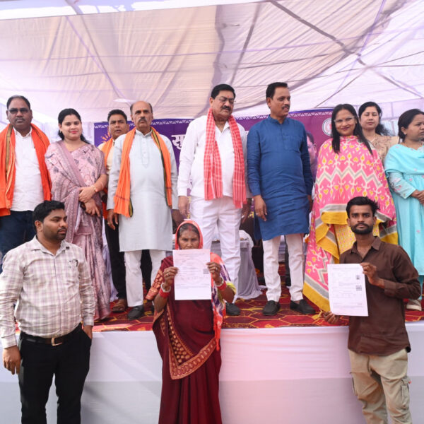 रायपुर : मोहतरा समाधान शिविर में 834 आवेदन प्राप्त, 246 मामलों का मौके पर निराकरण मोहतरा समाधान शिविर में 834 आवेदन प्राप्त, 246 मामलों का मौके पर निराकरणखाद्य मंत्री श्री दयाल दास बघेल ने जन समस्या निवारण शिविर में सुनीं ग्रामीणों की समस्याएं…