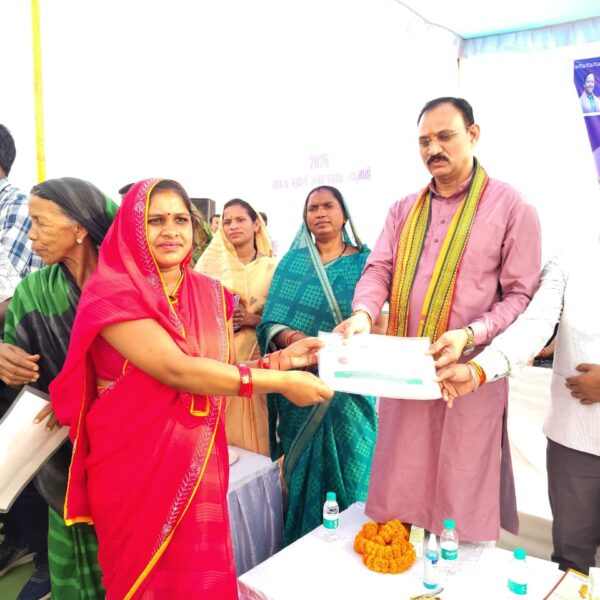 रायपुर : मझौली शिविर में सविता को मौके पर मिला आयुष्मान कार्ड, ग्रामीणों की समस्याओं का हुआ त्वरित निराकरण…